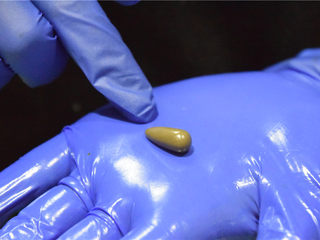 8、巧克力甘纳许玫瑰花-特别的爱给特别的你,注意这里，尖头的部分朝上，圆头的部分朝下。