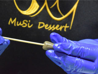 9、巧克力甘纳许玫瑰花-特别的爱给特别的你,安装在竹签子上。