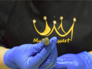 10、巧克力甘纳许玫瑰花-特别的爱给特别的你,将圆头底部在竹签子上固定起来。