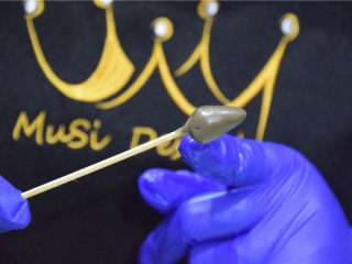 11、巧克力甘纳许玫瑰花-特别的爱给特别的你,就像这样。尖头朝上，圆头朝下。注意将圆头底部在竹签子上封死进行固定。否则很容易掉下来。注意看手指处的位置。