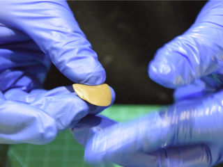 15、巧克力甘纳许玫瑰花-特别的爱给特别的你,用手指肚将宽头这一边捏得更加宽一些。