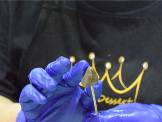 16、巧克力甘纳许玫瑰花-特别的爱给特别的你,注意这里，宽头朝上，窄头朝下。黏贴在花心上。不需要涂抹任何粘合剂。