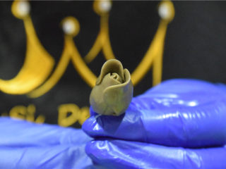 18、巧克力甘纳许玫瑰花-特别的爱给特别的你,这里是第一层的三片花瓣都贴好的状态。同样底部一定要在竹签子上收口并固定。第一层不要紧贴在花心上，略微有一些开口显得更加自然。