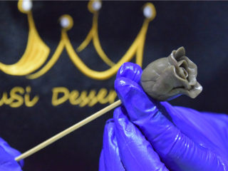 19、巧克力甘纳许玫瑰花-特别的爱给特别的你,接下来制作第二层，第二次要注意的是每片花瓣的位置都要覆盖在上一层花瓣的接口处。有点绕，但我相信聪明的你看懂了。如果还是不明白可以去看看真的鲜花。也就是说下一层一定要和上一层有一定的错位关系。不可以完全重叠，因为自然界花瓣的花序就是这样排列哒~同样，注意下端的封口。