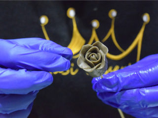 20、巧克力甘纳许玫瑰花-特别的爱给特别的你,最后呢，我们要将花瓣进行最后的塑型，自然弯曲起来。