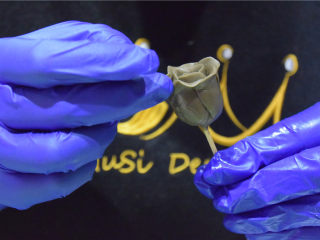 21、巧克力甘纳许玫瑰花-特别的爱给特别的你,这样就更加逼真啦~制作好以后，拿到低温出干燥。