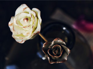 22、巧克力甘纳许玫瑰花-特别的爱给特别的你,玫瑰花完全冷却干燥后，就变得硬挺啦！这个时候可以上一些珠光色素，看起来更加精致一些。装饰蛋糕或者是独立在花器中都超级美~