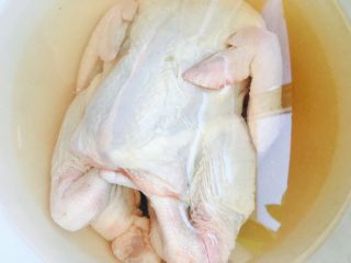 1、新疆大盘鸡,先将三黄鸡清洗干净