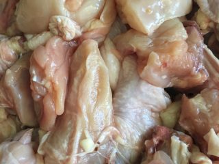 2、新疆大盘鸡,切适当的块放料酒拌匀备用