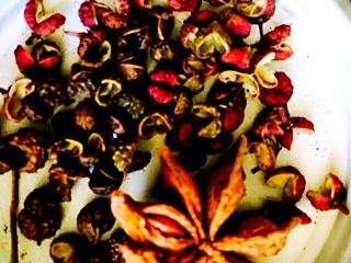 3、新疆大盘鸡,准备花椒、麻椒、香叶、八角