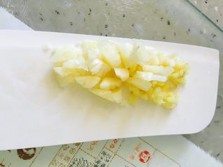 5、新疆大盘鸡,两片切碎,蒜也切碎一部分