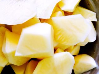 6、新疆大盘鸡,土豆去皮切滚刀块