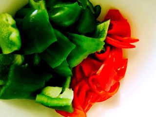 7、新疆大盘鸡,青椒尖椒洗净去籽,青椒撕片,尖椒切块