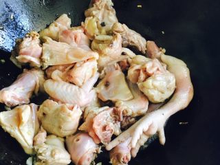 11、新疆大盘鸡,放入鸡块香叶爆炒五分钟