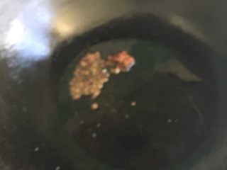 9、新疆大盘鸡,放入花椒、麻椒、花椒爆香