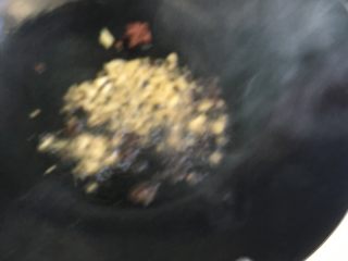 10、新疆大盘鸡,放入姜蒜碎