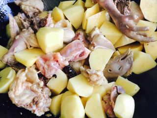 12、新疆大盘鸡,放入土豆块翻炒均匀