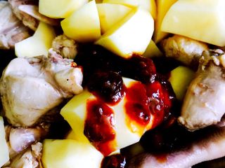 13、新疆大盘鸡,加入适量豆瓣酱翻炒