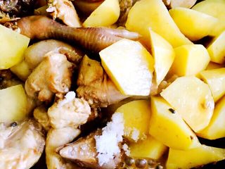 14、新疆大盘鸡,加入盐、老抽、糖翻炒均匀