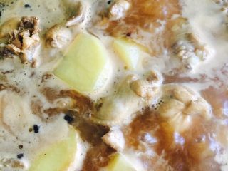 15、新疆大盘鸡,加入高汤或开水漫过鸡块土豆块中火炖三十分钟