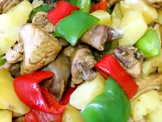 18、新疆大盘鸡,翻炒均匀至双椒熟关火