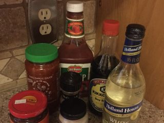 1、另类回锅肉,准备好四川麻辣酱、蒜蓉辣椒酱、番茄酱、酱油、料酒、盐和糖。