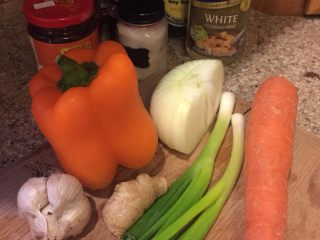 2、另类回锅肉,准备好彩椒、洋葱、胡萝卜、小葱、姜和大蒜。