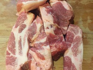 3、另类回锅肉,把五花肉洗净切成大块儿。(我买不到带皮的五花肉,这是一大遗憾!)