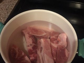 4、另类回锅肉,冷水下锅煮开。