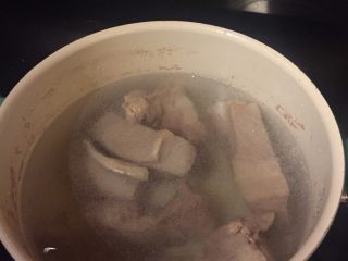 5、另类回锅肉,水开后关火,这时候肉约有七成熟。把热汤倒掉加入冷水浸泡肉,当水温变暖后把水倒掉,再次加入冷水浸泡。这样的处理,目的是使肉质紧实,口感有弹性。