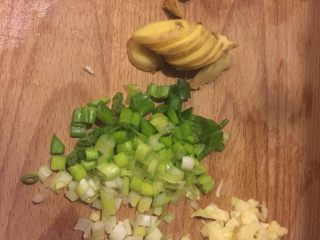 7、另类回锅肉,姜切成片,小葱和大蒜切成碎粒,葱白和葱绿分开。