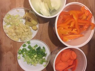 8、另类回锅肉,配菜用小容器装好,以便取用的时候可以顺手倒入锅内。葱绿是最后才使用的,所以葱白跟姜蒜放到一起了。