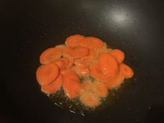 11、另类回锅肉,热锅热油,放入胡萝卜翻炒10秒钟过油起锅,留下底油。