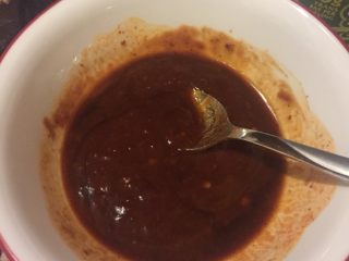 10、另类回锅肉,把两勺四川麻辣酱、两勺酱油、一勺蒜蓉辣椒酱、两勺番茄酱、一勺糖、一勺水加入碗中调成酱汁。