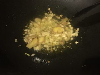 12、另类回锅肉,把葱白、姜蒜放入锅中煸炒出香味。