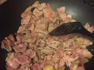 13、另类回锅肉,放入花肉,加入两勺料酒煸炒。