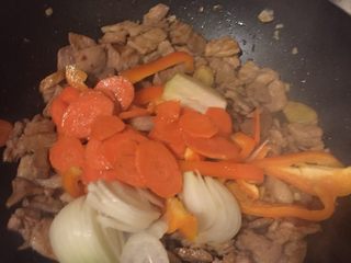 15、另类回锅肉,加入彩椒、洋葱和过了油的胡萝卜一起从容翻炒,直至酱汁完全被吸收入菜中。