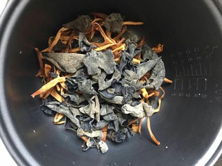 1、年夜饭特辑—四喜烤麸✨,金针菜和黑木耳沸水泡15分钟