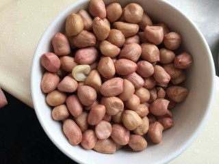 2、年夜饭特辑—四喜烤麸✨,准备一碗生花生米