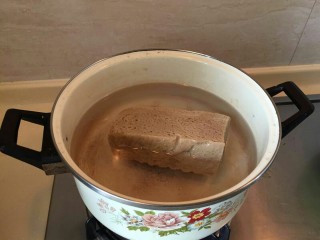 3、年夜饭特辑—四喜烤麸✨,烤麸放冷水大火煮开