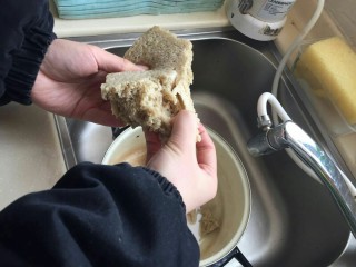 5、年夜饭特辑—四喜烤麸✨,洗净后把烤麸用手撕成小块