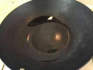 7、年夜饭特辑—四喜烤麸✨,锅中倒入少许油