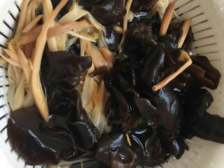 11、年夜饭特辑—四喜烤麸✨,金针菜和黑木耳泡发后洗干净