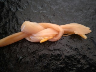 12、年夜饭特辑—四喜烤麸✨,金针菜打8字节，这样不容易散