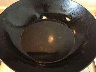 14、年夜饭特辑—四喜烤麸✨,锅中再次放入比平时烧菜多一半的油，烤麸很吸油