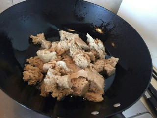 15、年夜饭特辑—四喜烤麸✨,烤麸下锅后中火煸炒2-3分钟