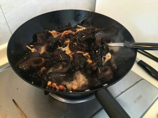 18、年夜饭特辑—四喜烤麸✨,放入黑木耳和金针菜