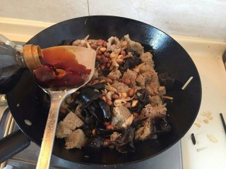 21、年夜饭特辑—四喜烤麸✨,放入一大勺生抽