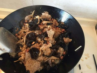 24、年夜饭特辑—四喜烤麸✨,继续煸炒，最小火翻炒把烤麸里把水分炒掉就可以了。