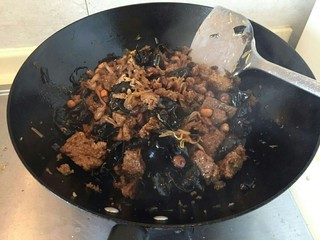 25、年夜饭特辑—四喜烤麸✨,把酱汁炒进烤麸里（烤麸里的水分一定要炒干）